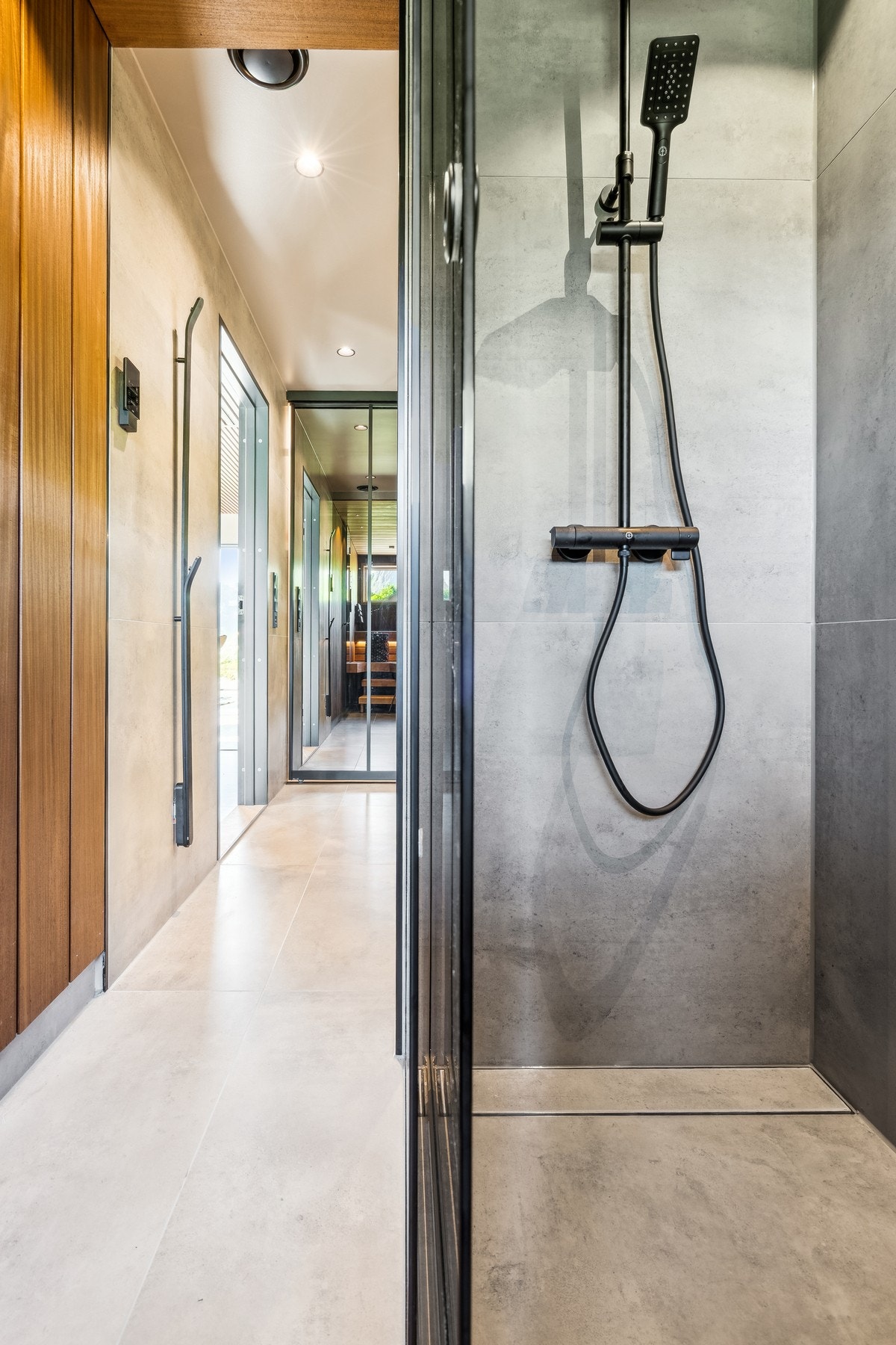 Stor og flott dusjnisje med regndusj. Galleribilde