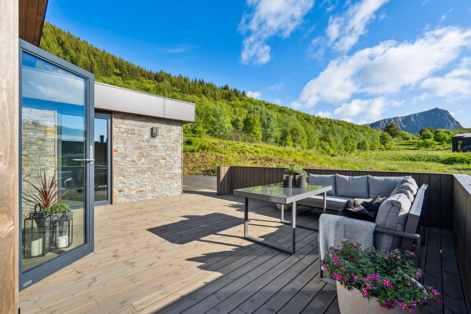 Her kan dere nyte fine sommerdager utendørs. Galleribilde