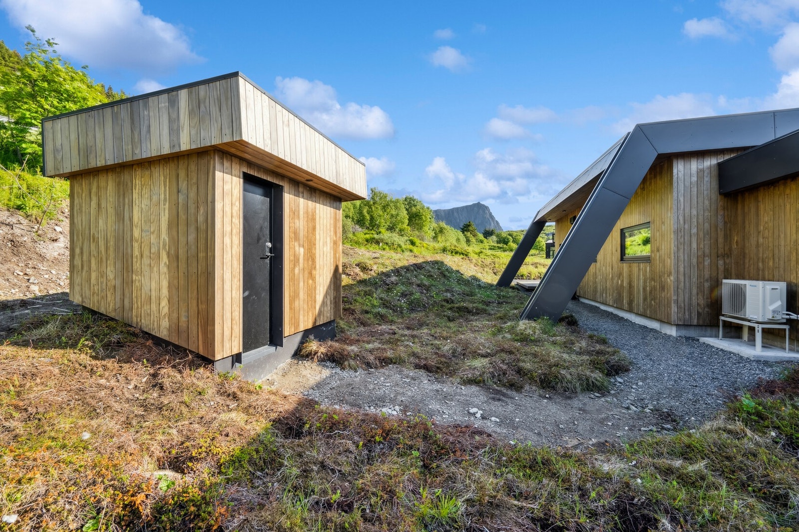 Pumpehus for vann på baksiden. Skal fordeles på 4 fritidsboliger. 2 av dem er nå satt opp. Galleribilde