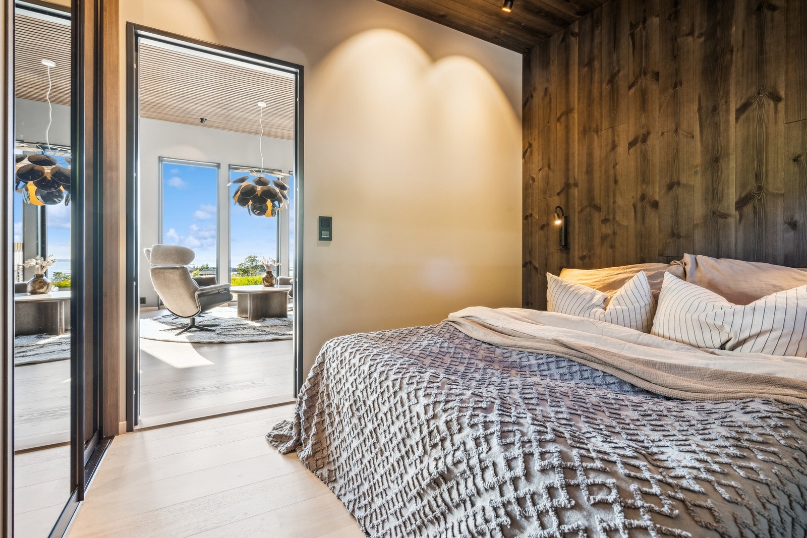 Soverom med skyvedørsgarderobe med innredning. Galleribilde