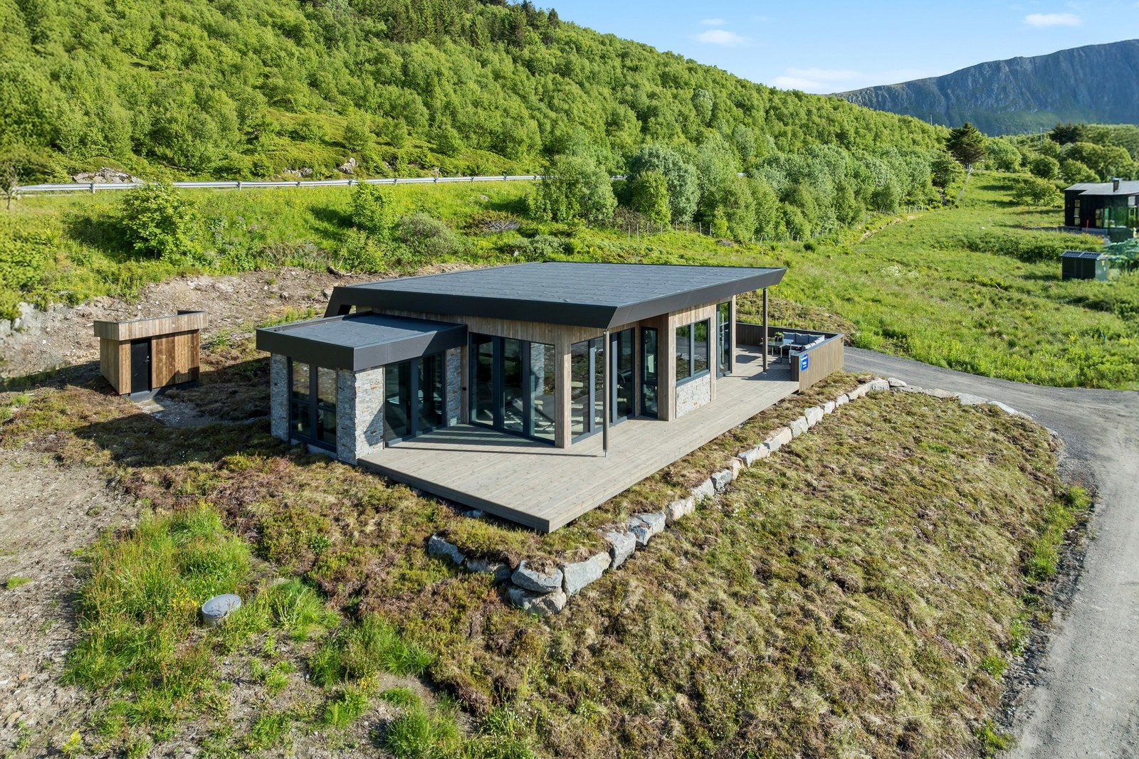 Eksklusiv fritidsbolig beliggende fint til i høyden med flere fine turområder rett utenfor døra og kun en kort kjøretur fra flyplass. Galleribilde