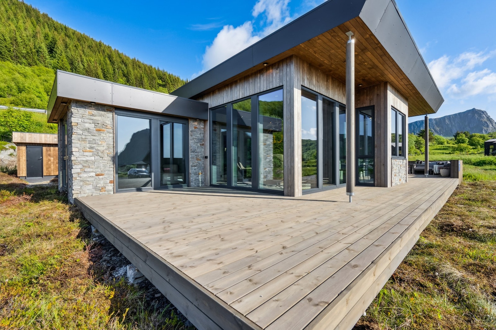 Stor terrasse gjør at du kan nyte sola fra morgen til kveld ved å flytte deg rundt hytta. Galleribilde