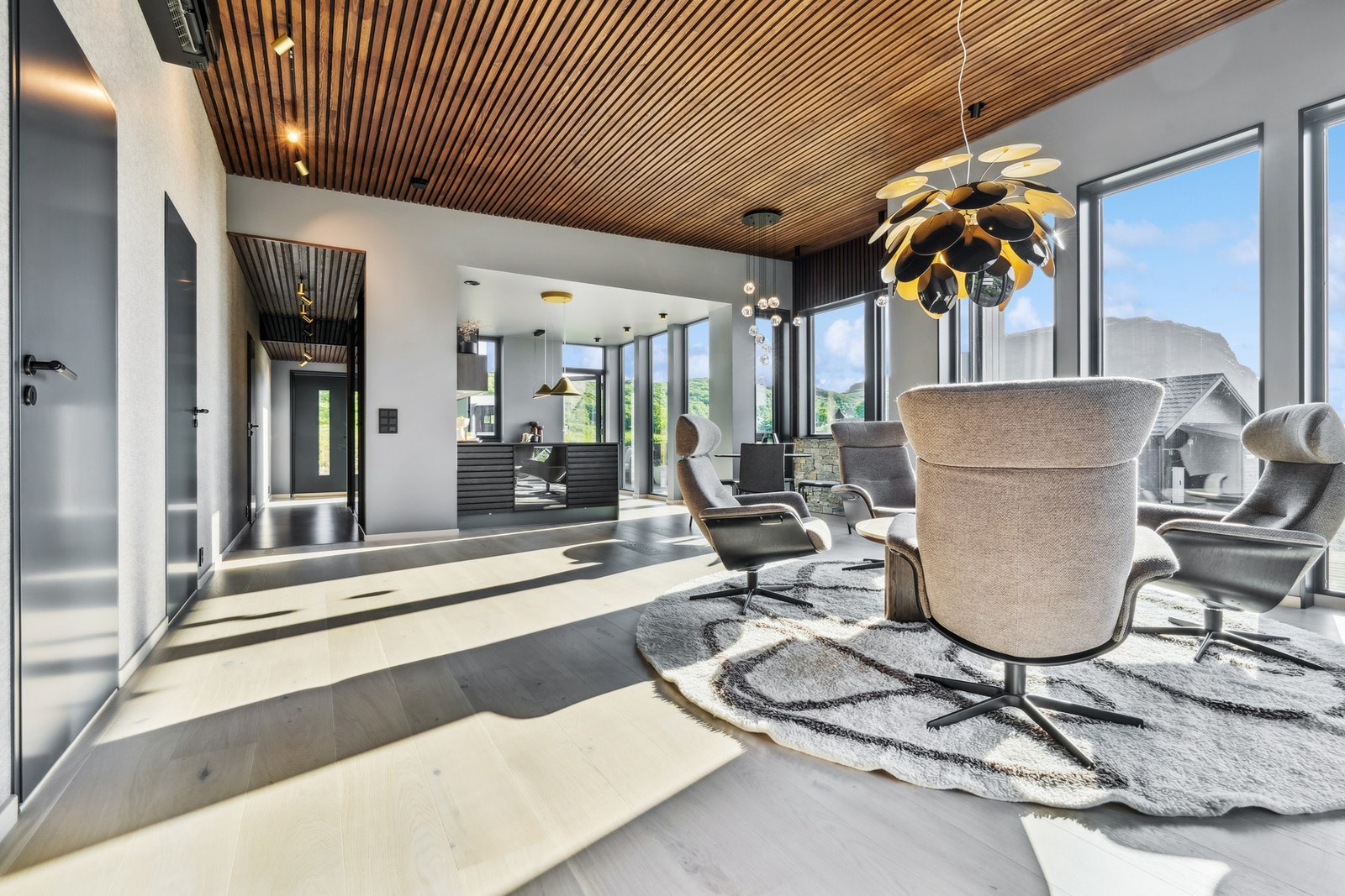 Åpen stue-/kjøkkenløsning gir en god romfølelse. Spilene i taket fortsetter her, hvilket gir en god akustikk i rommet. Galleribilde