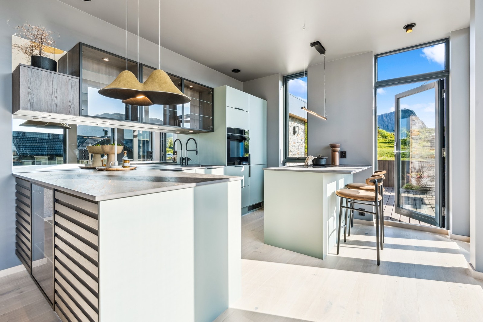 Kjøkkeninnredning fra Nettoline i en moderne kombinasjon av grønne og brune fronter, inspirasjon hentet fra naturen utenfor. Galleribilde