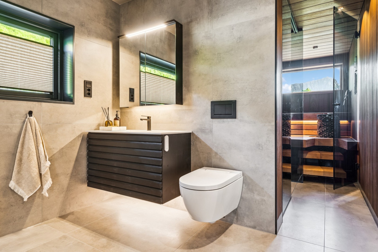 Videre finner vi dusj og egen badstue bak veggen her. Galleribilde