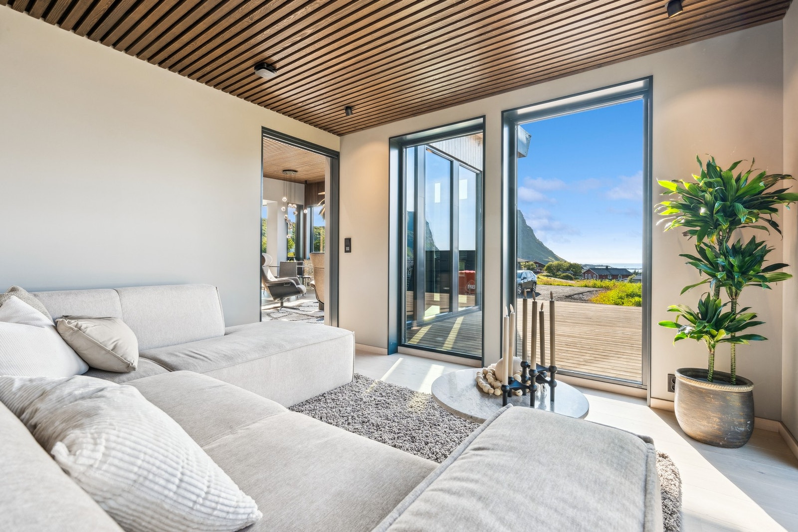 Sofakroken har eget separat rom fra stuen. Dette rommet er også godkjent som soverom. Også her er det spiler i tak og slette vegger. Galleribilde