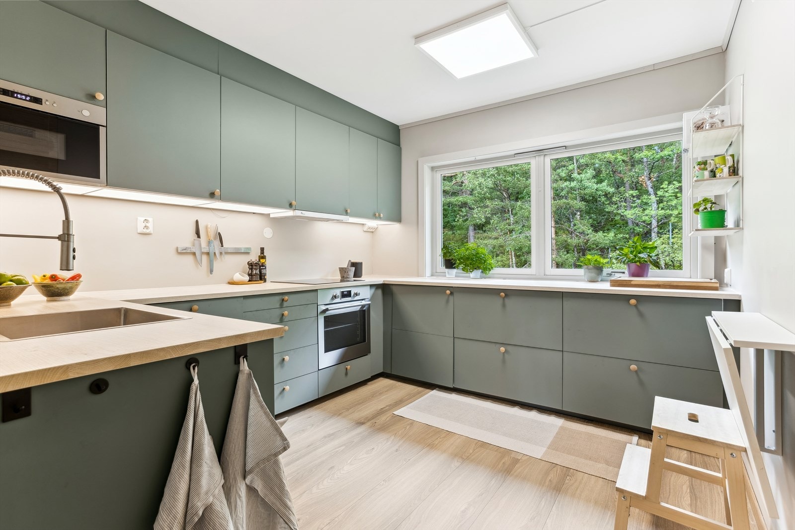 Kjøkkenet er et praktisk og moderne samlingspunkt i boligen, oppgradert i 2021 med stilren IKEA-innredning. Galleribilde