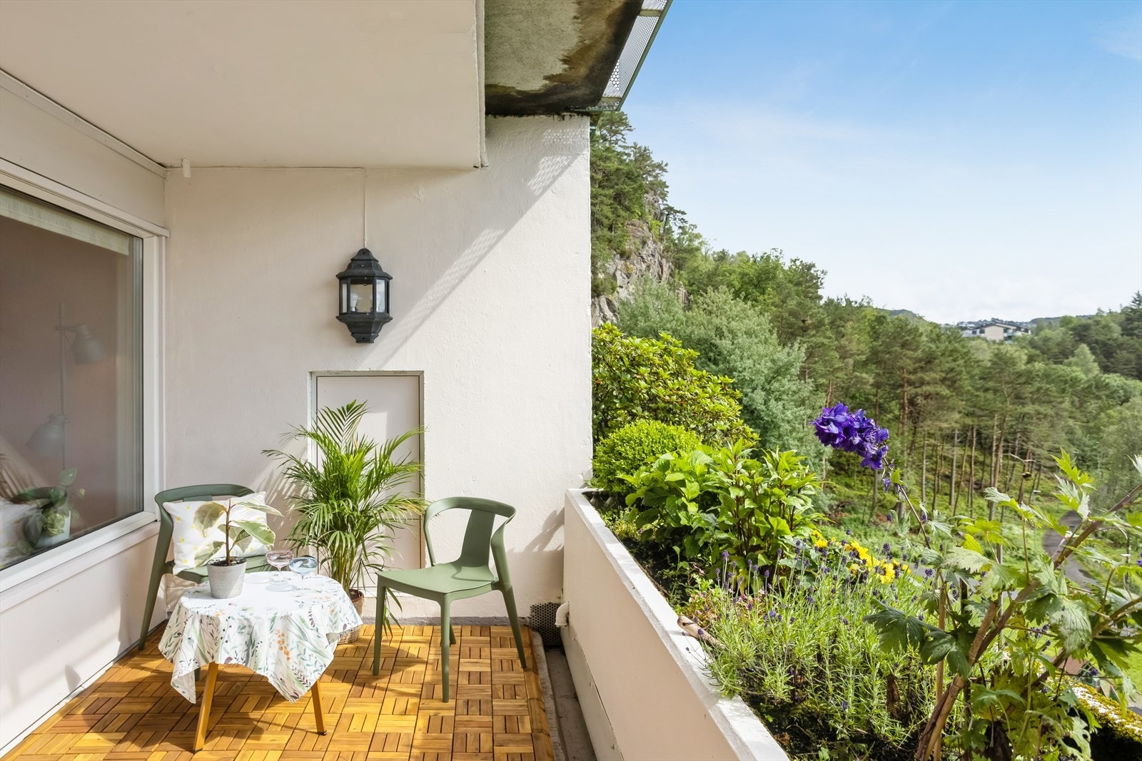 Fra stuen er det direkte utgang til terrasse på hele 14,2 kvm - perfekt for å forlenge stuearealet på varme dager. Galleribilde