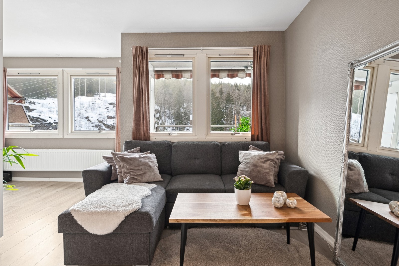 Stuen oppleves lys og luftig med gode vindusflater som sikrer rikelig med naturlig dagslys. Galleribilde