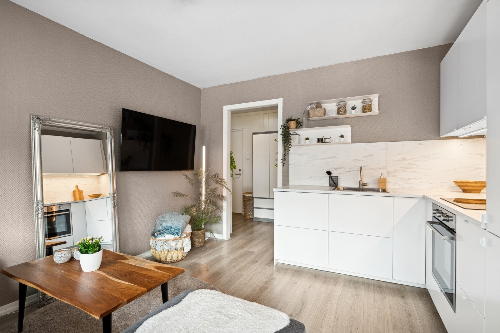 Leiligheten har et moderne og stilrent kjøkken fra IKEA, installert i 2024. Galleribilde