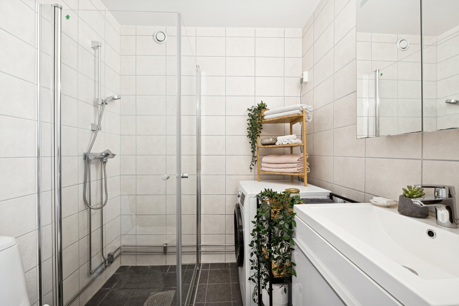 Flislagt bad fra 2018 med gulvvarme. Galleribilde