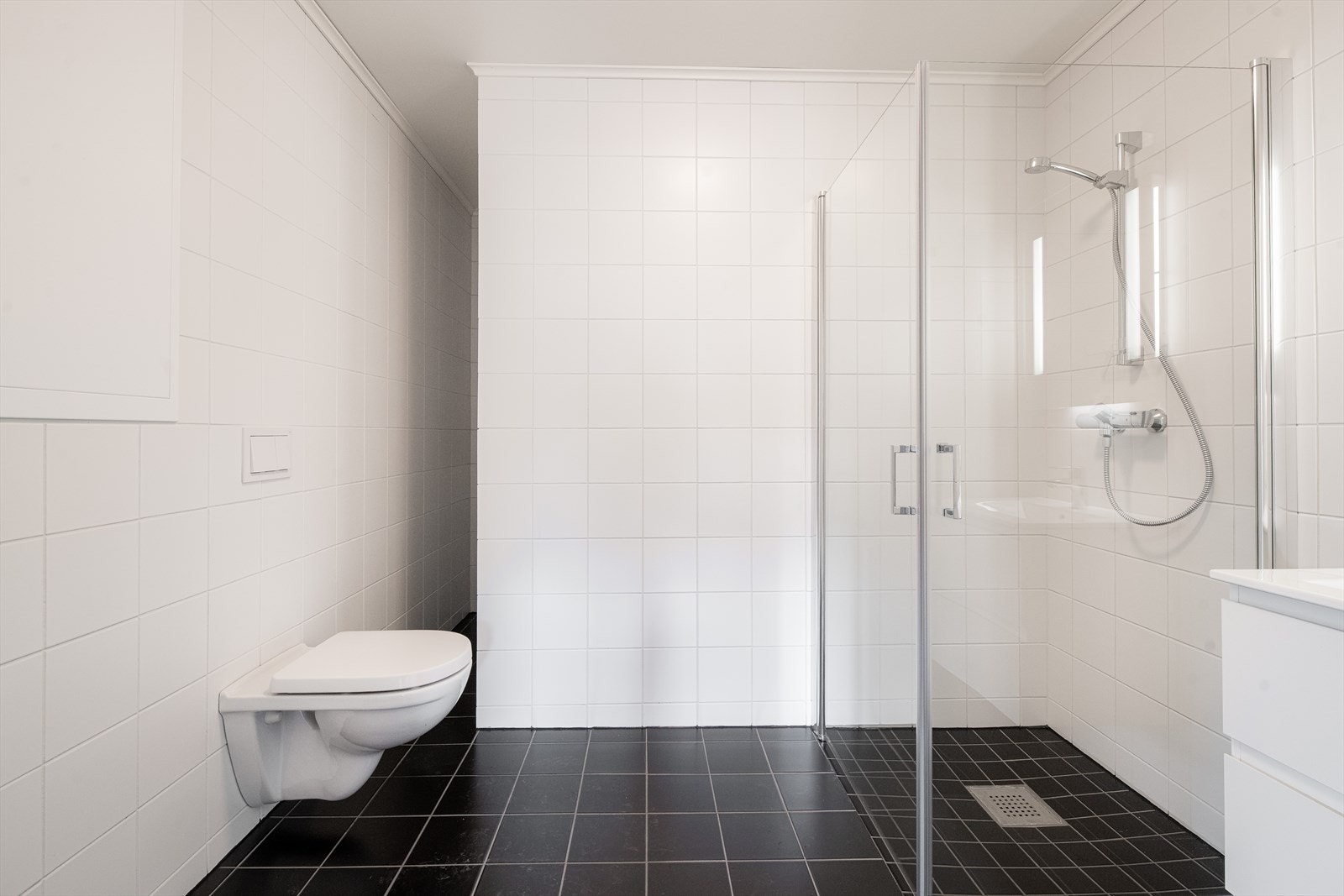 Flislagt og delikat bad med varmekabler i gulv Galleribilde