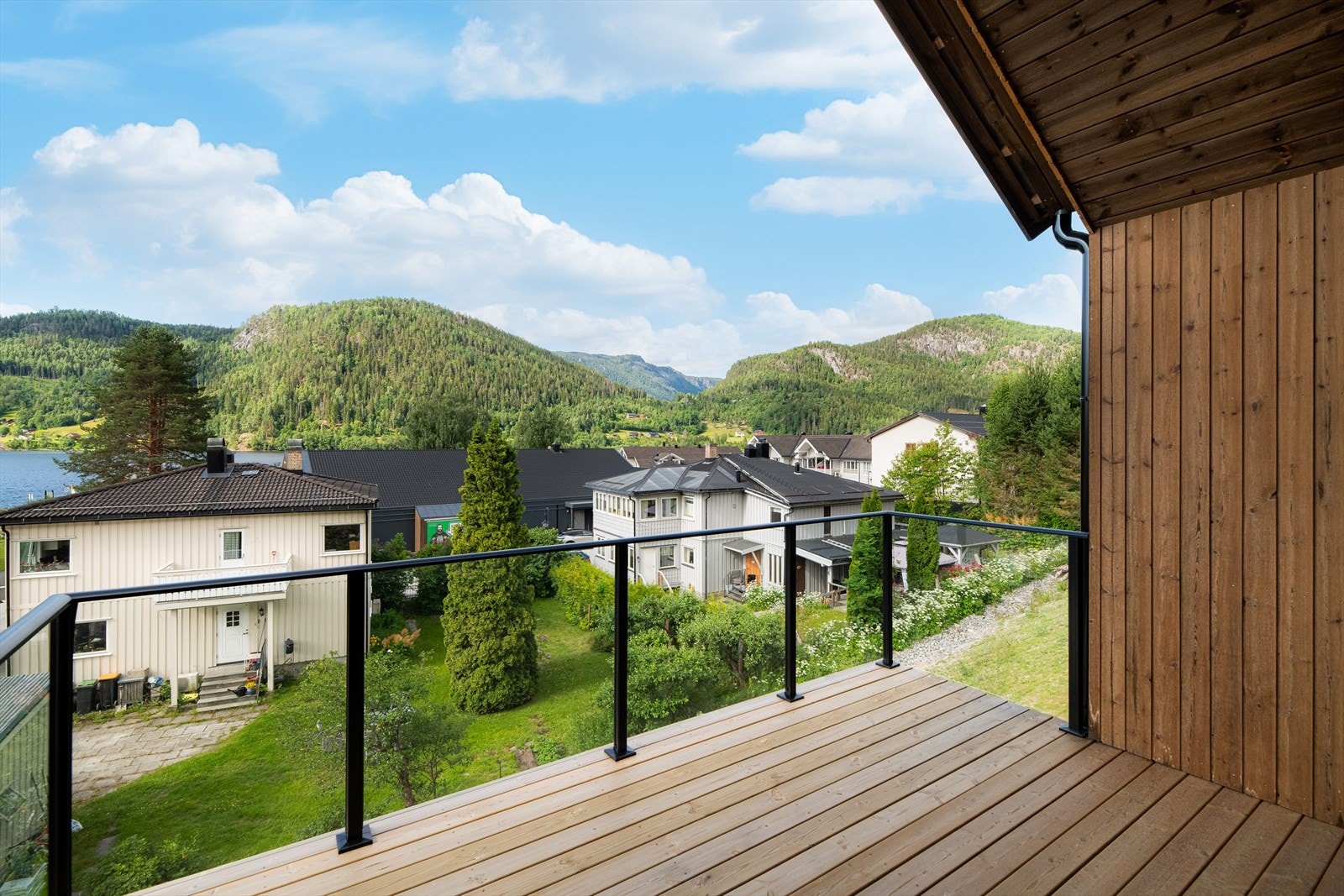 Solrik og delvis overbygget balkong Galleribilde