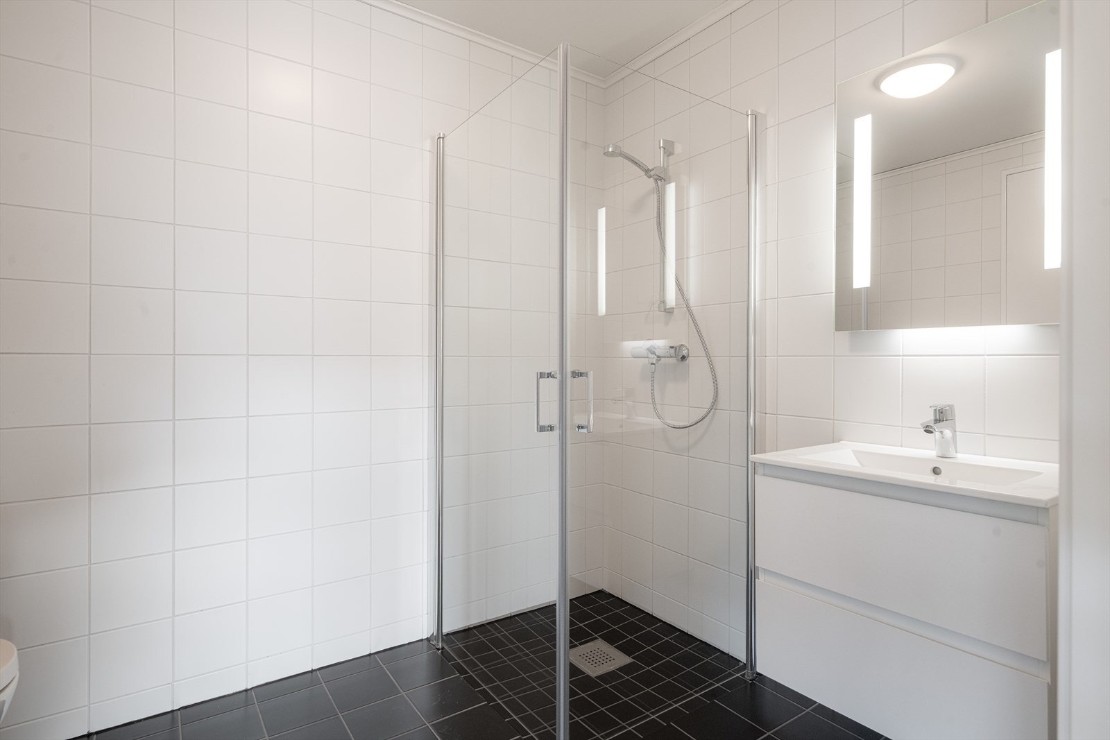 Flislagt og delikat bad med varmekabler på gulv Galleribilde