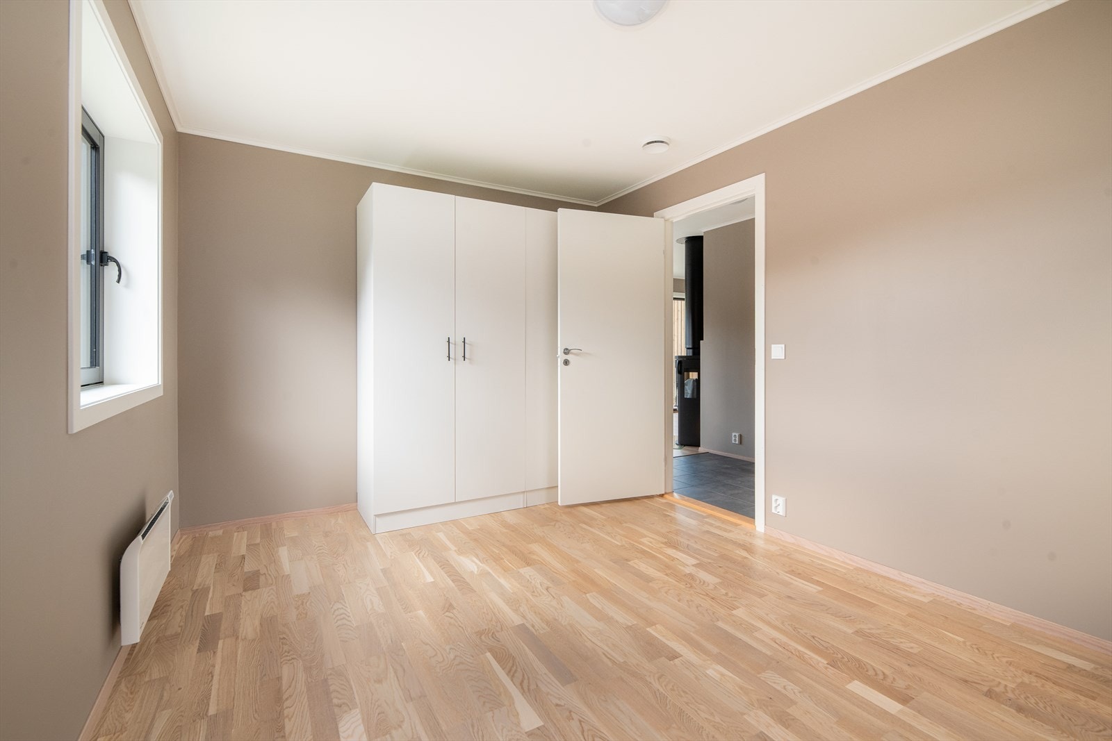 Soverom leveres med garderobeskap Galleribilde