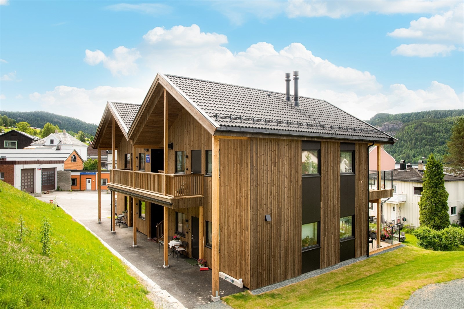 Leiligheten ligger i 2. etg. Trappen til leiligheten er praktisk bygget inn under tak Galleribilde