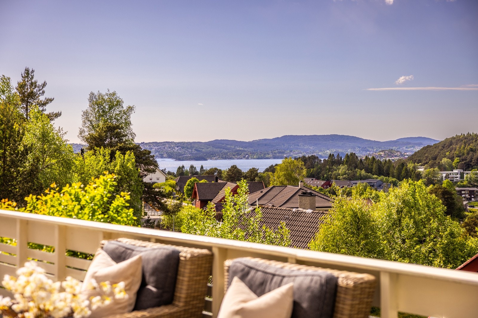 - Huset har totalt 70 kvm med uteplasser - Galleribilde