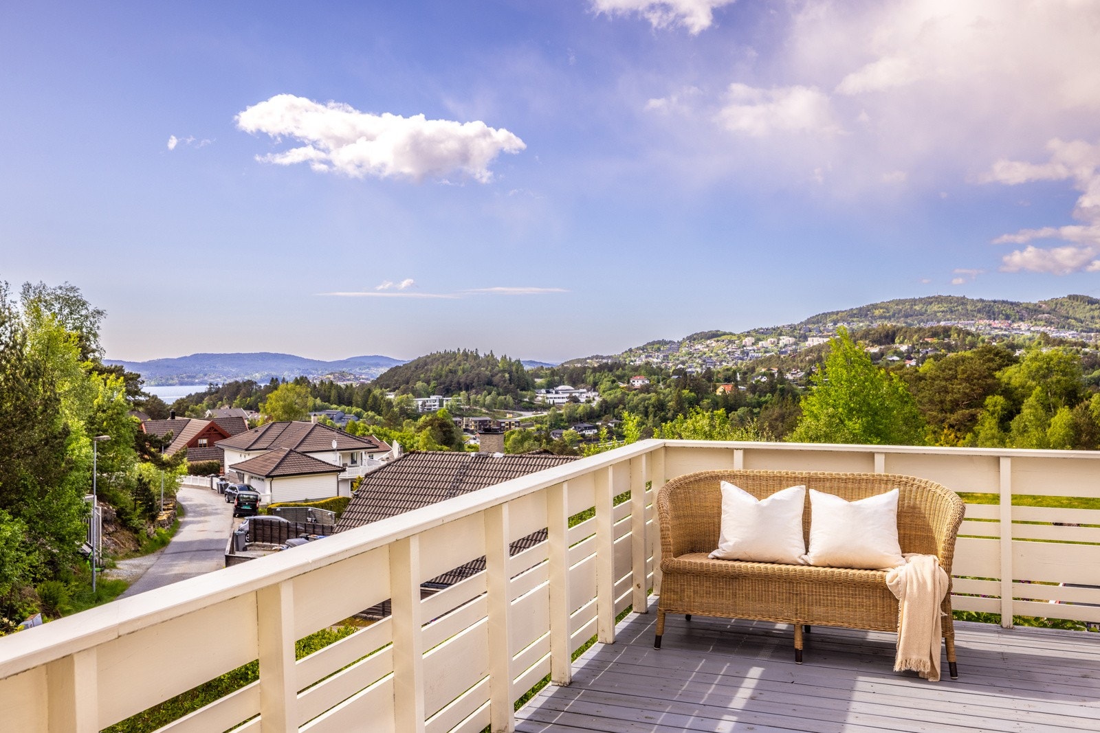 - Huset ligger i en ås med sol fra morgen til kveld på sommeren og man kan nyte nydelige solnedganger fra terrassen og stuen - Galleribilde