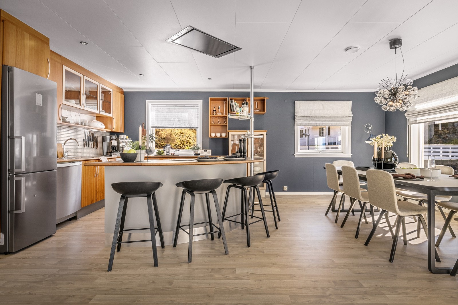 - HTH-kjøkken på hele 29,3 kvm er et ordentlig familiekjøkken med god plass til spisebord i tillegg til rikelig med kjøkkeninnredning for god skap- og benkeplass - Galleribilde