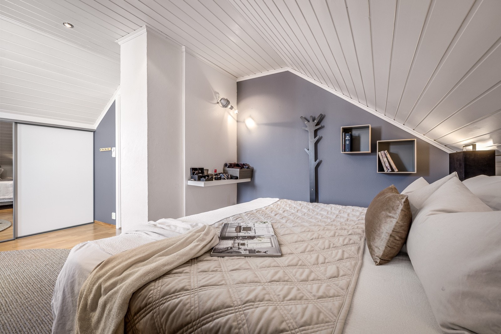 - Det største rommet har svært god plass til alt man vil møblere et soverom med, samt skyvedørsgarderobe lang en hel vegg - Galleribilde