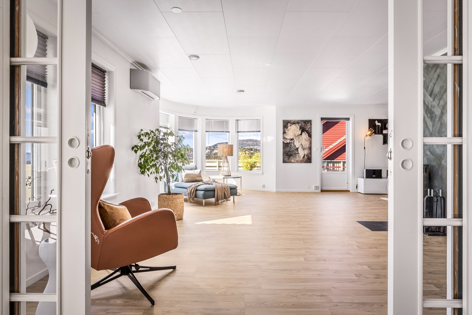 - Fra kjøkkenet er det fine skyvedører inn til stuen - Galleribilde