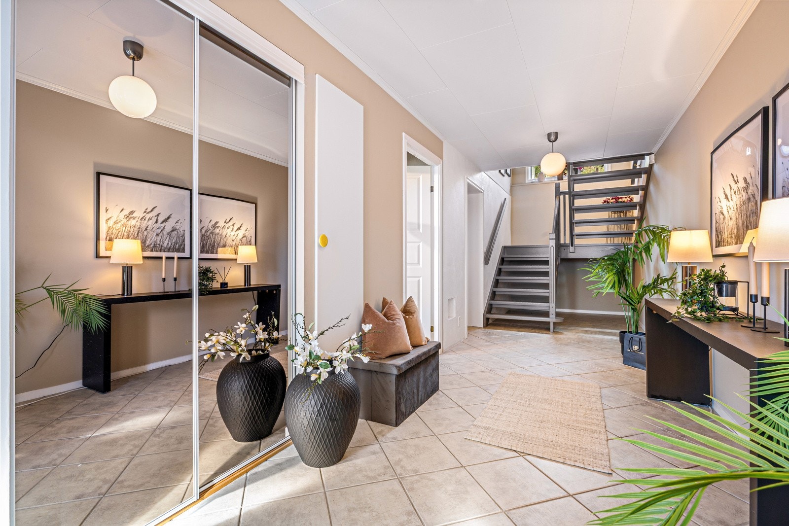 - Entréen har en stor skyvedørsgarderobe som strekker seg nesten fra gulv til tak. Her er det rikelig plass til oppbevaring av yttertøy og sko. Galleribilde