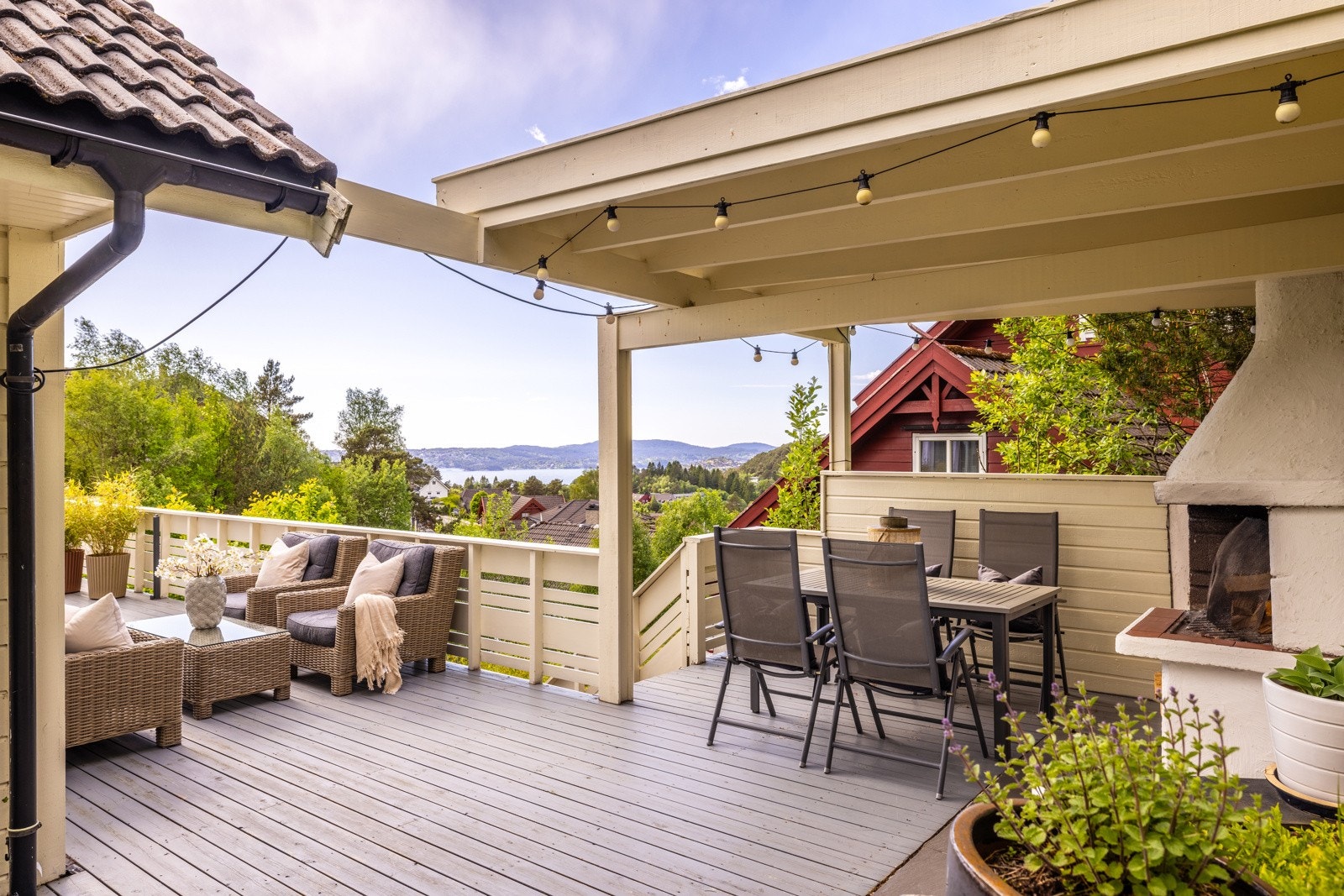 - Det overbygde partiet har koselig utepeis - Galleribilde