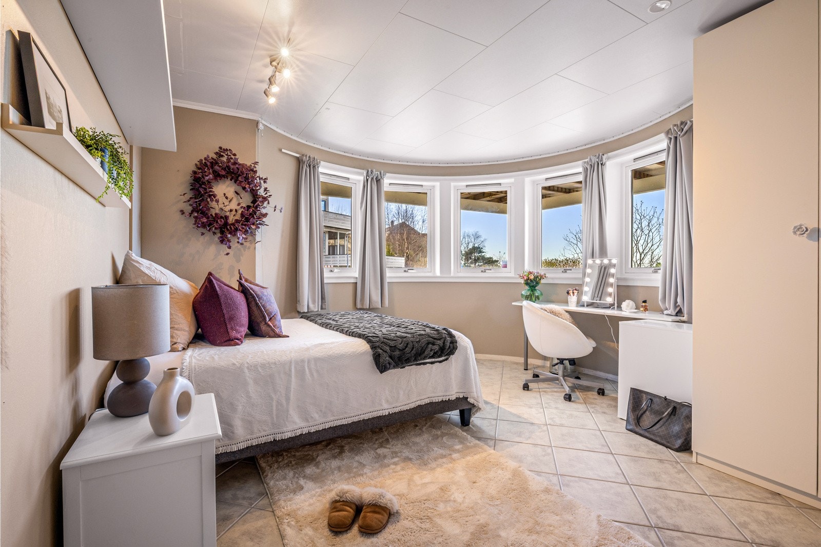 - Soverommet er romslig på 16,2 kvm med god plass til både dobbeltseng, nattbord, skrivebord og garderobe - Galleribilde