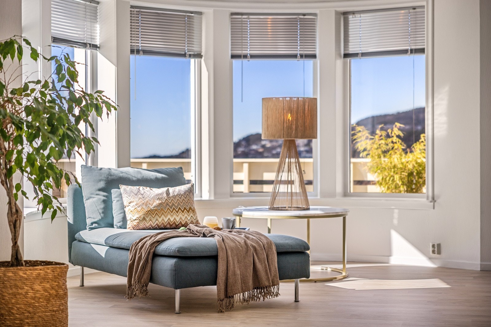 - Stuen har store vindusflater som gir fantastisk naturlig lys - Galleribilde