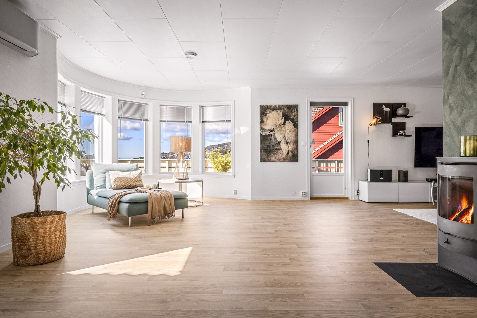 - Fra stue og kjøkken har du utgang til terrassen - Galleribilde