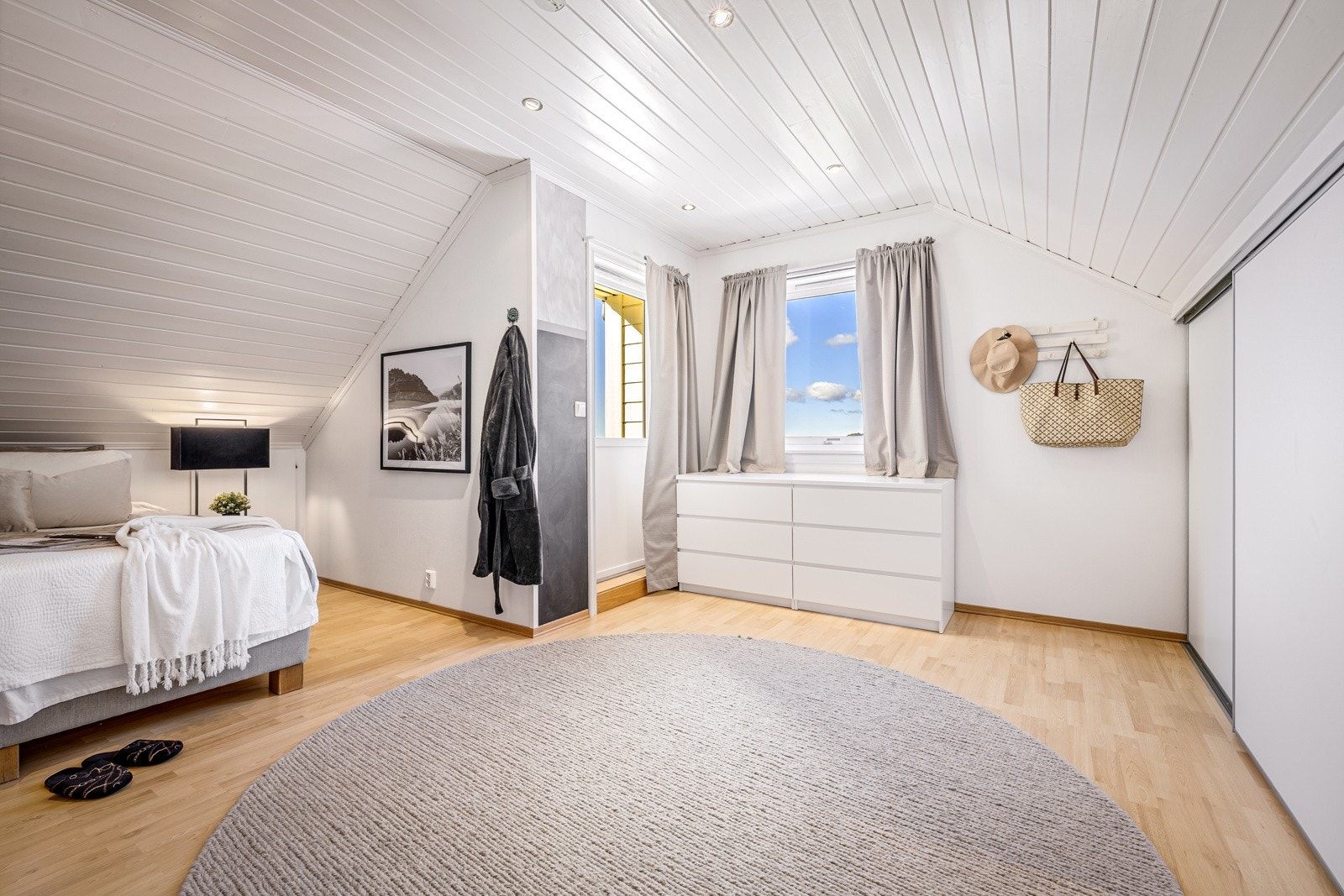 - Det er utgang til en altan på 7 kvm med flott utsikt og gode solforhold - Galleribilde