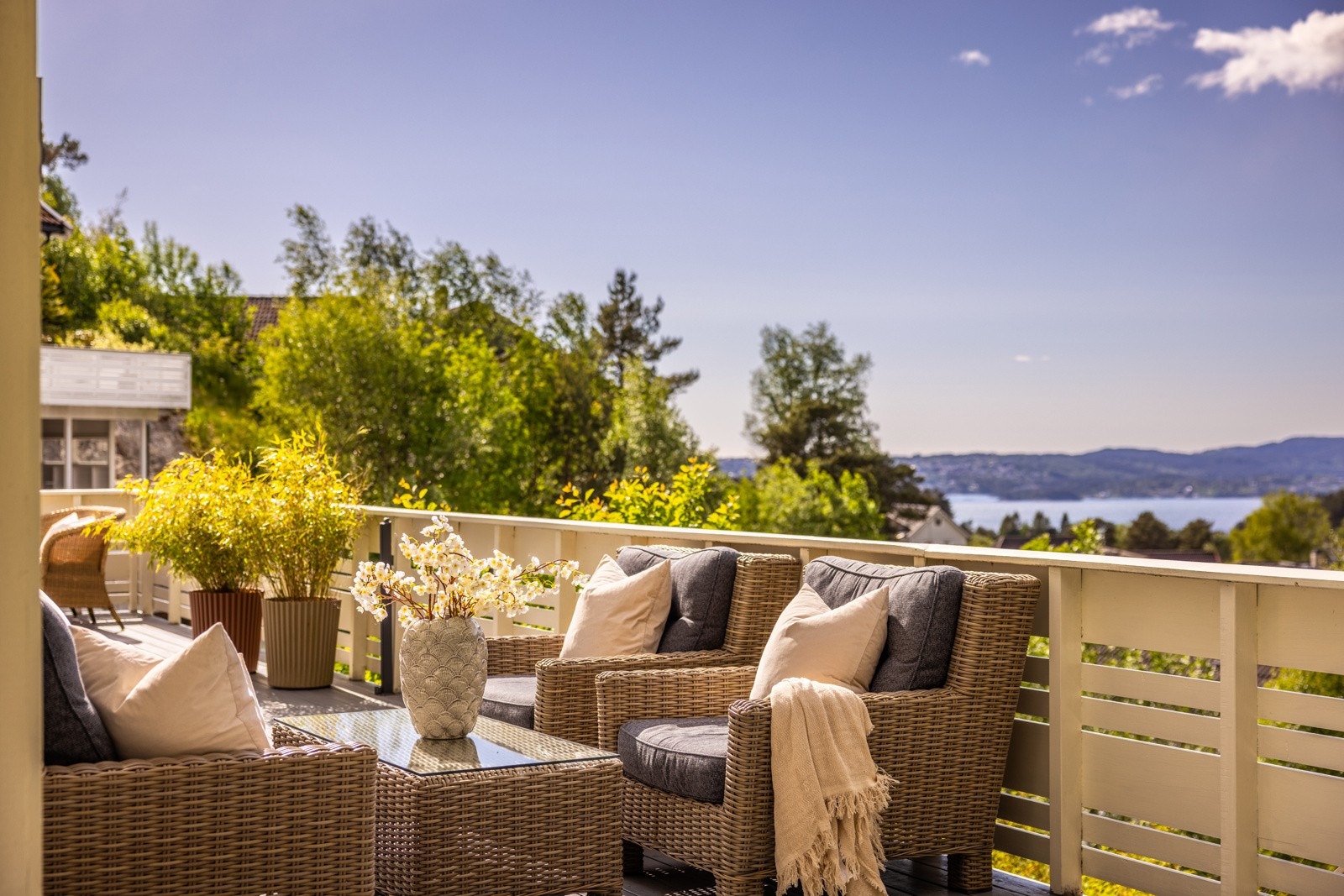 - Eneboligen har en nydelig beliggenhet høyt oppe i Glasskaråsen som gir utsikt til sjøen og Askøy - Galleribilde