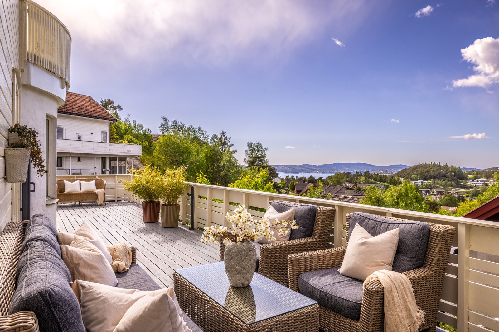 - Her har du fin utsikt over nabolaget, sjø og Askøy - Galleribilde