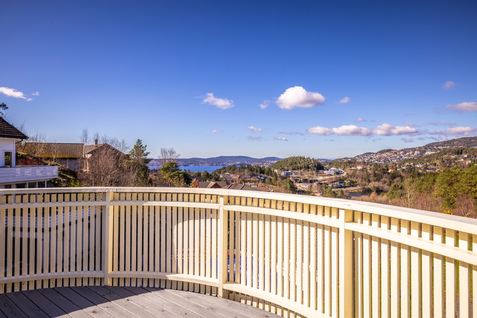 - Altanen har plass til sittegruppe - Galleribilde