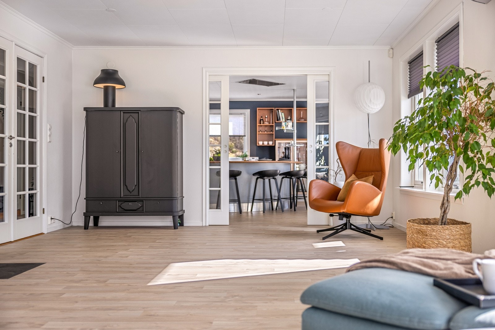 - Fra stuen kommer du inn til spisestue og kjøkken - Galleribilde