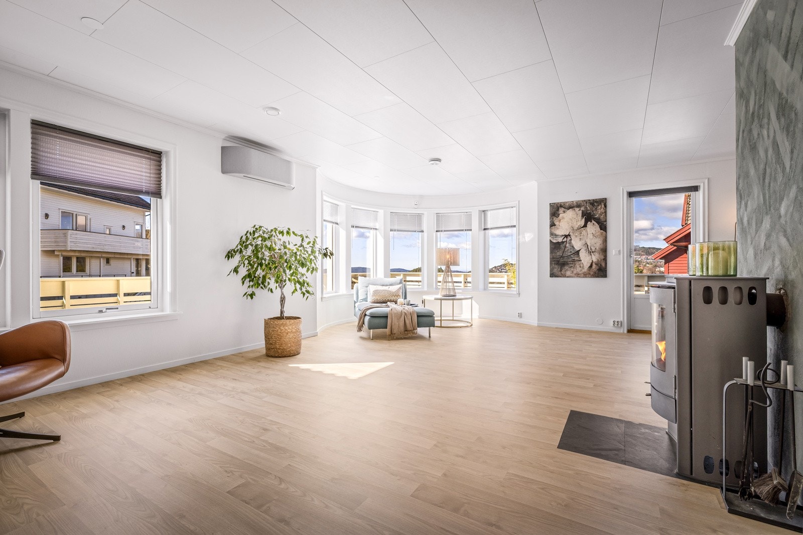 - Boligen har lys og trivelig stue på ca. 50 kvm - Galleribilde