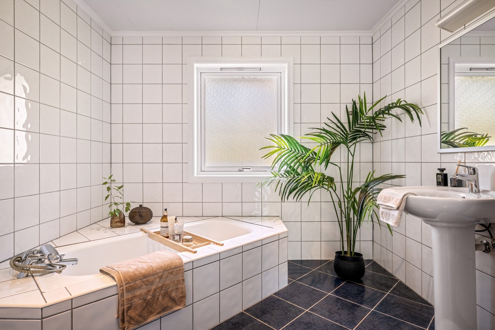 - Det helflisede badet målet 7,4 kvm og har varme i gulv - Galleribilde