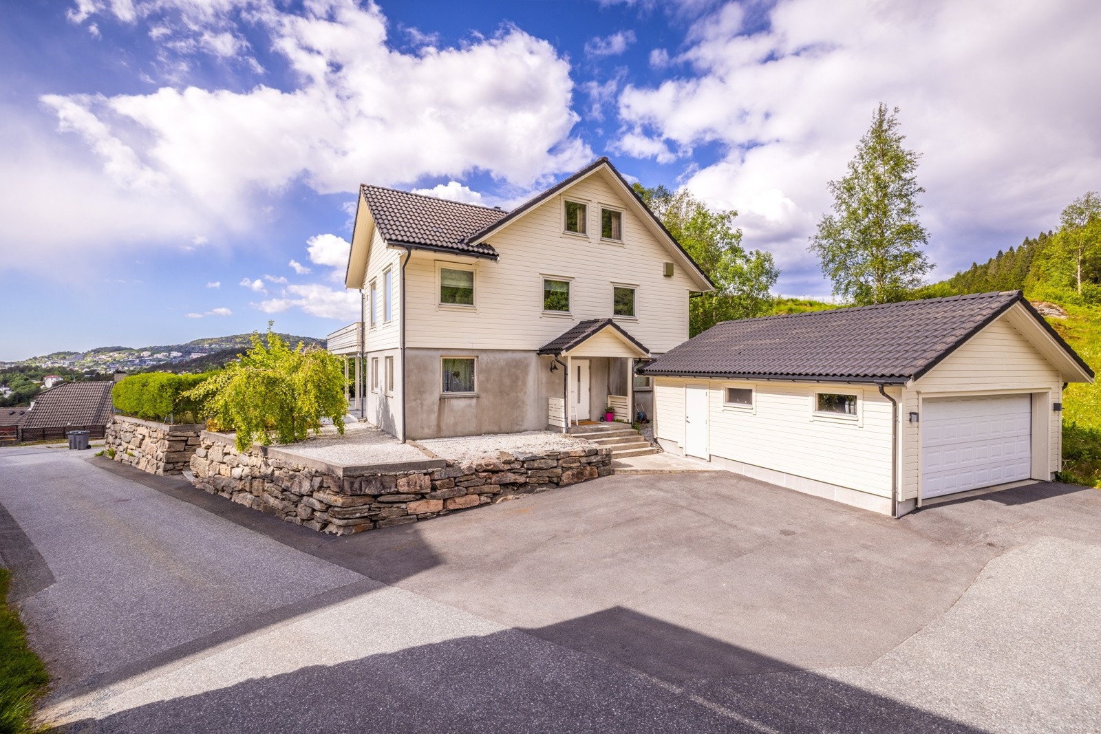 - Her har du alt det viktigste; utleiedel, dobbel garasje, flott tomt og store rom - Galleribilde