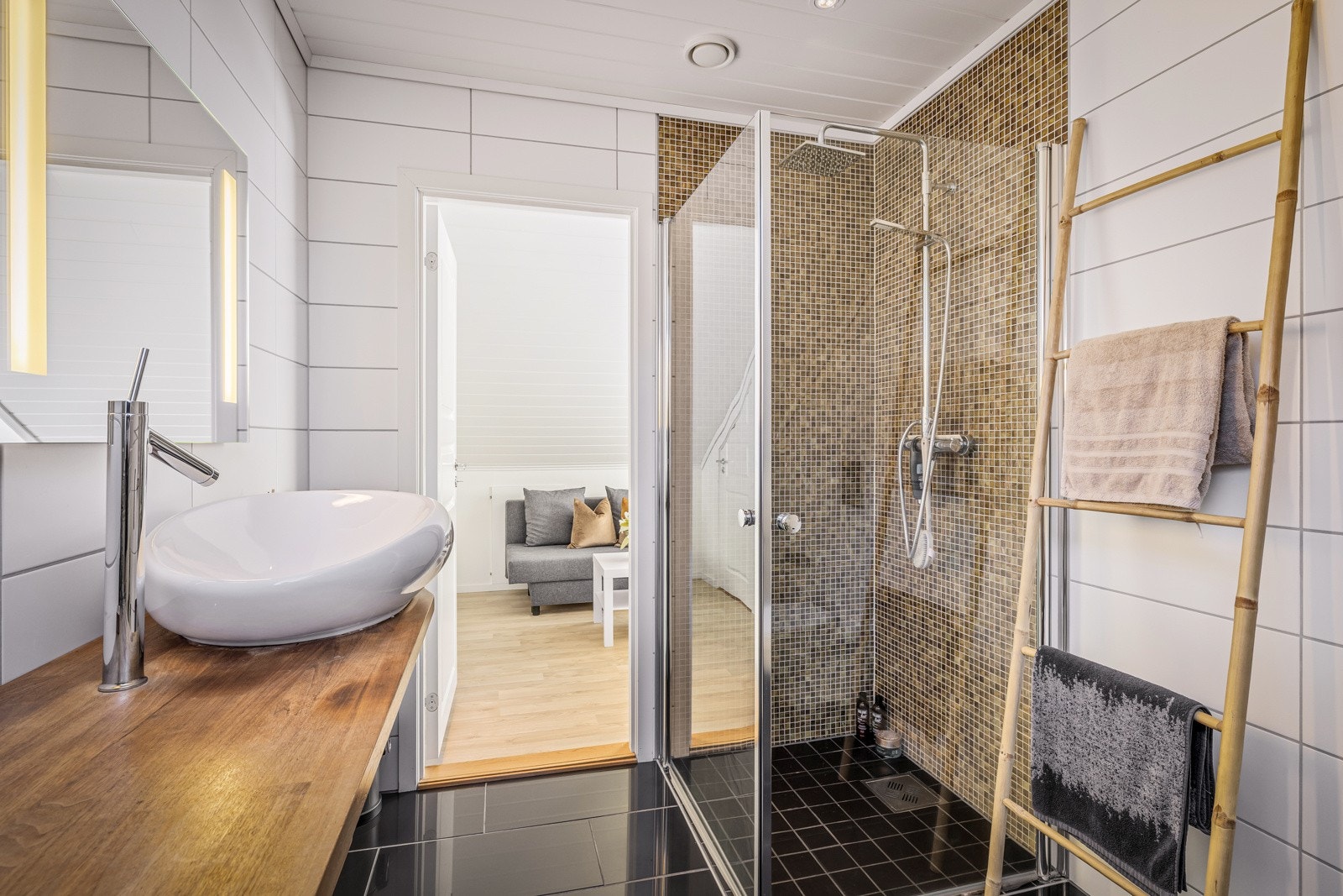 - Den frittstående servanten står på en fin benk som strekker seg langs hele veggen. Her har du god oppbevaringsplass - Galleribilde