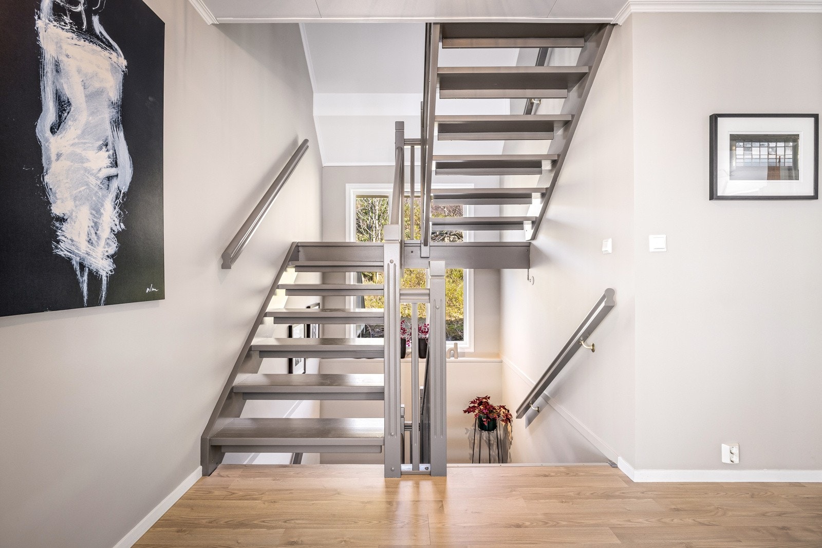 - Trapp og gang fra 1. til 3.etg ble malt i november 2024. Vegger ble også malt/sparklet - Galleribilde