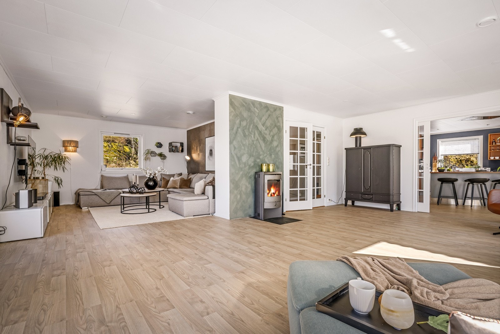 - Stuen oppleves svært romslig og midt i rommet har du en fin vedovn som gir god varme og setter stemningen på kveldstid - Galleribilde