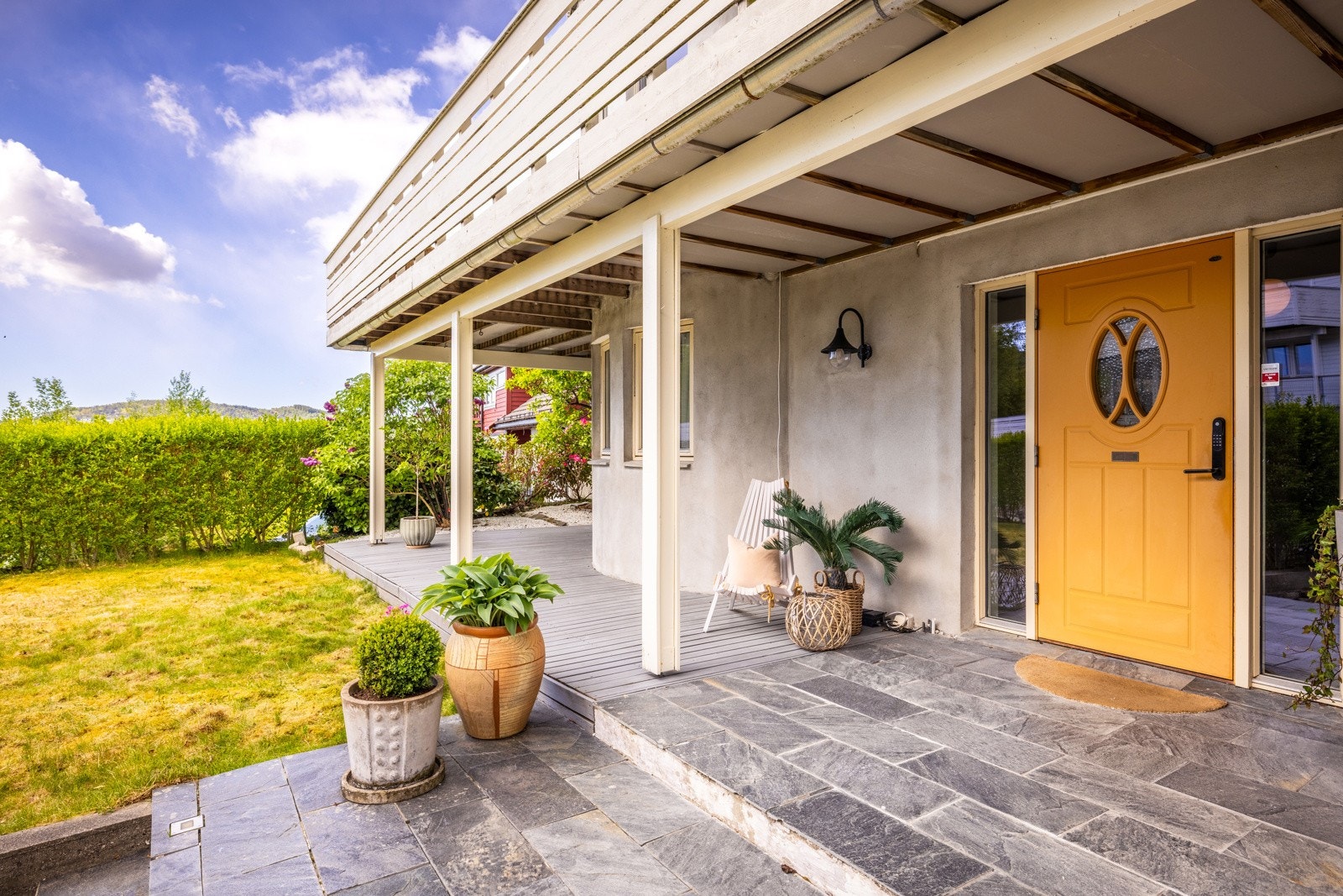 - Det er også stort terrassedekke som fører inn til en stor utebod for lagring av hageredskaper, sykler, fritidsutstyr og annet - Galleribilde