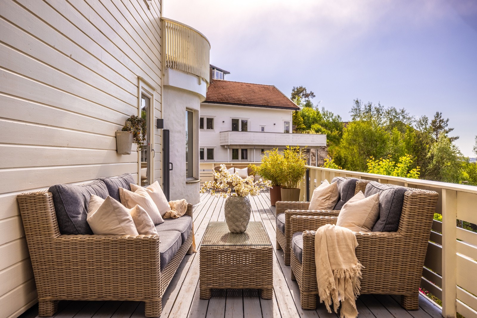 - Det er plass til flere sittegrupper og solsenger - Galleribilde