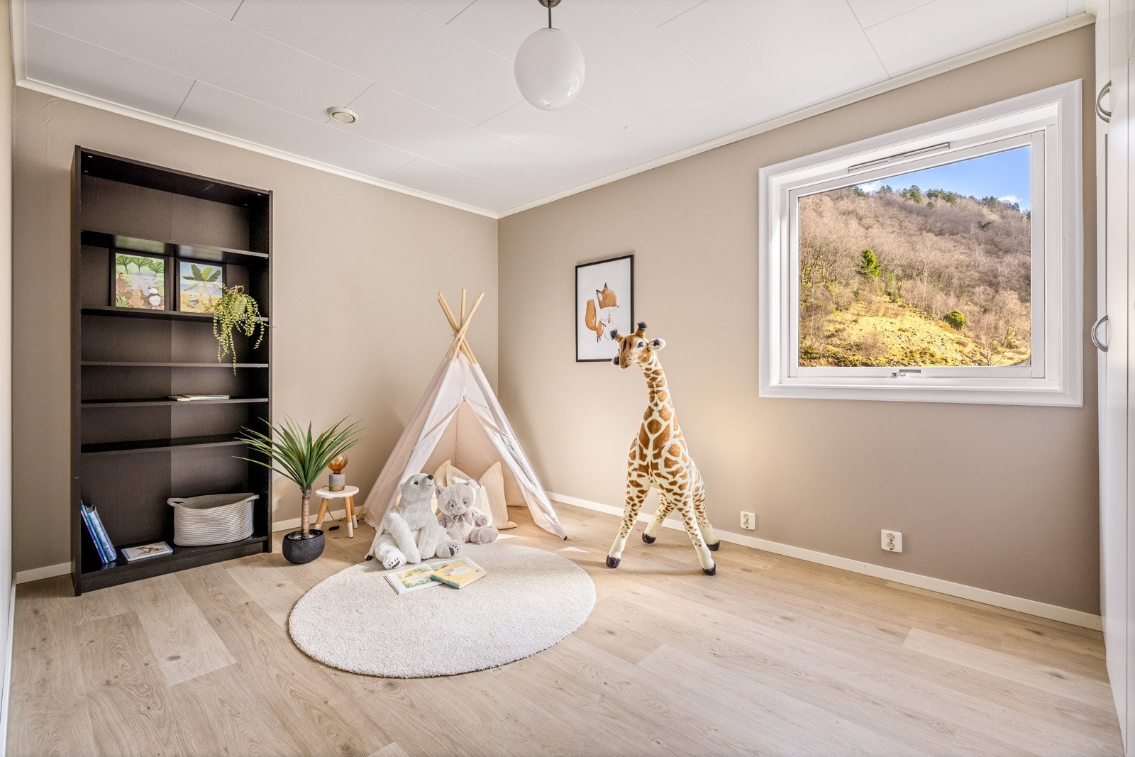 - I denne etasjen finner du også et stort soverom på 12,5 kvm som har god plass til dobbeltseng, nattbord og garderobeskap - Galleribilde