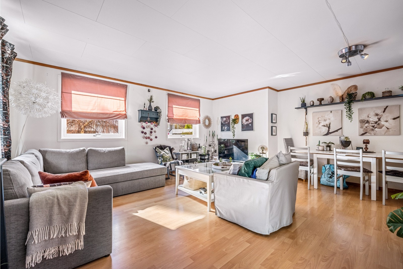 - Utleiedelen på ca. 55 kvm består av entré, stue, kjøkken, soverom, bad og bod - Galleribilde