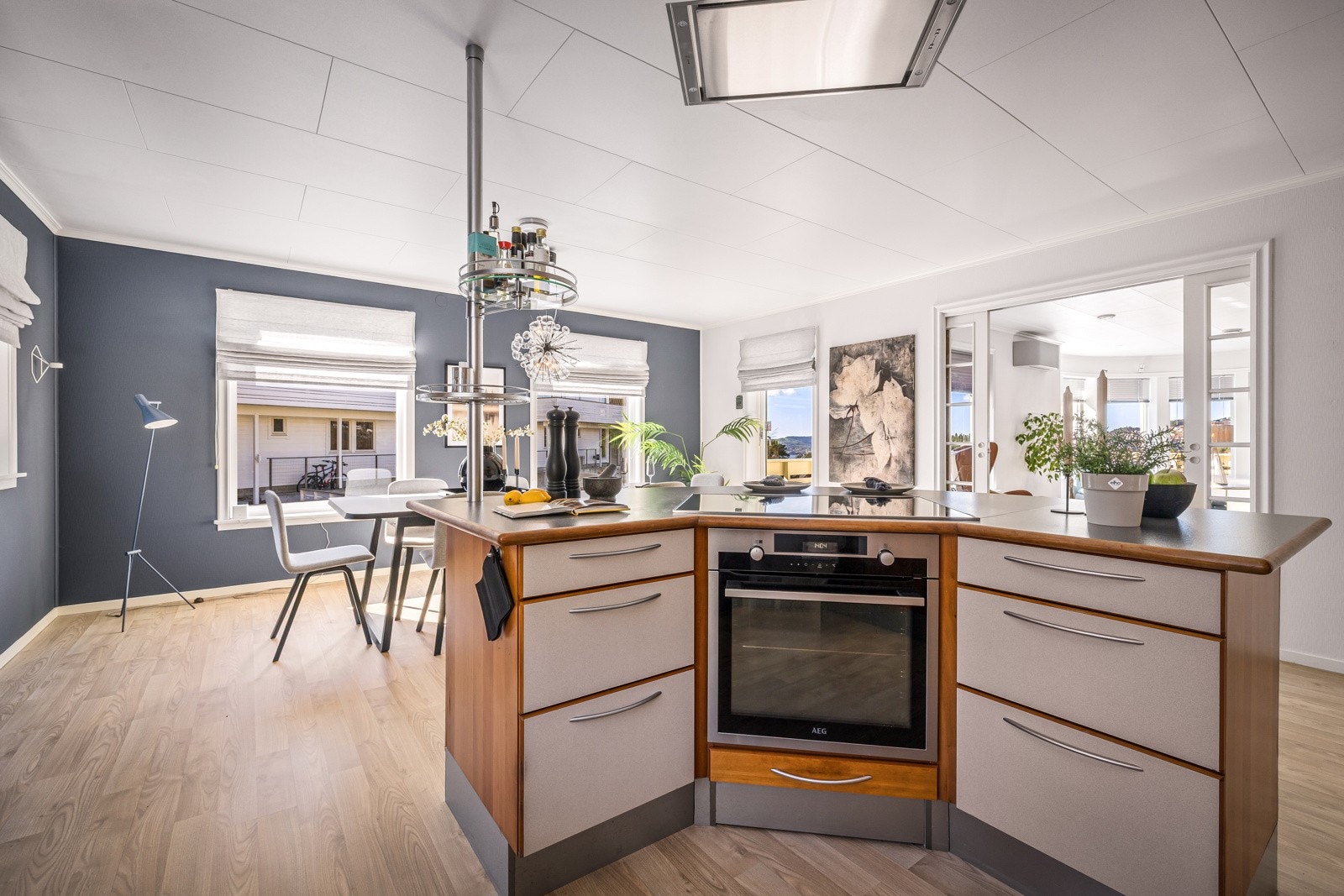 - Integrert i øyen finner du både platetopp og stekeovn(2019). Integrert i taket er det påkostet Røroshetta ventilator fra 2023 - Galleribilde