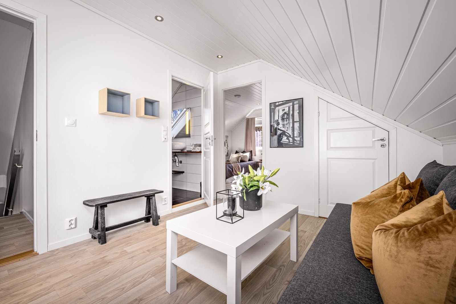 - Når du trer opp i loftsetasjen kommer du til en loftstue som passer ypperlig som både TV-stue og lekestue - Galleribilde