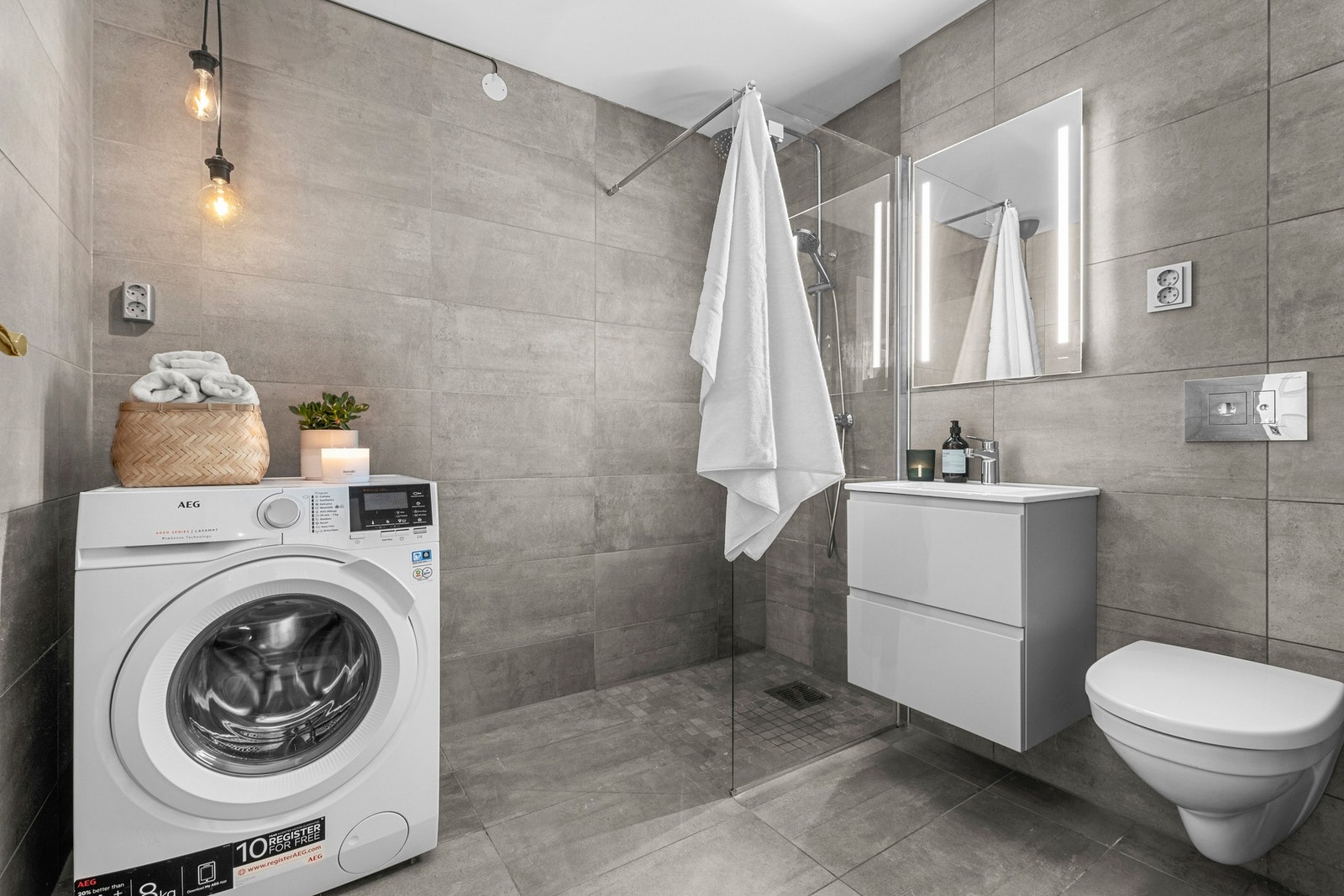 Lekkert flislagt bad fra 2019. Galleribilde