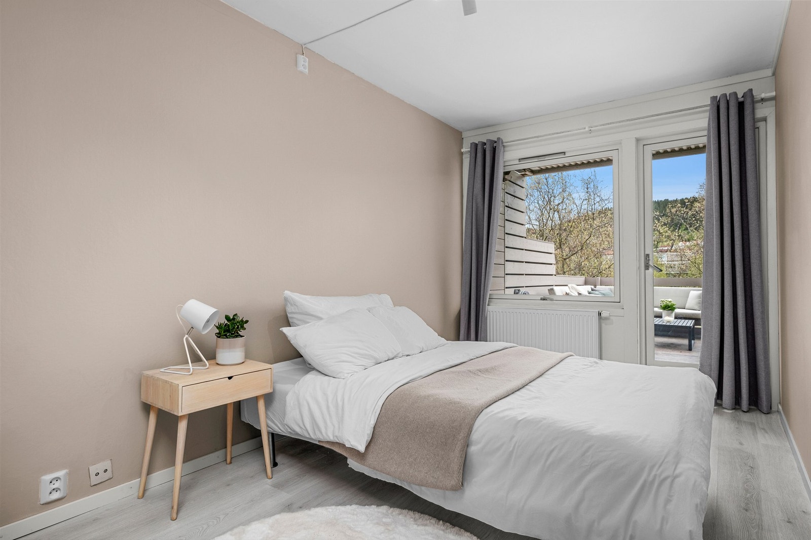 Soverom på 10,5 kvm. Fra dette rommet har man tilgang til terrassen på baksiden. Galleribilde
