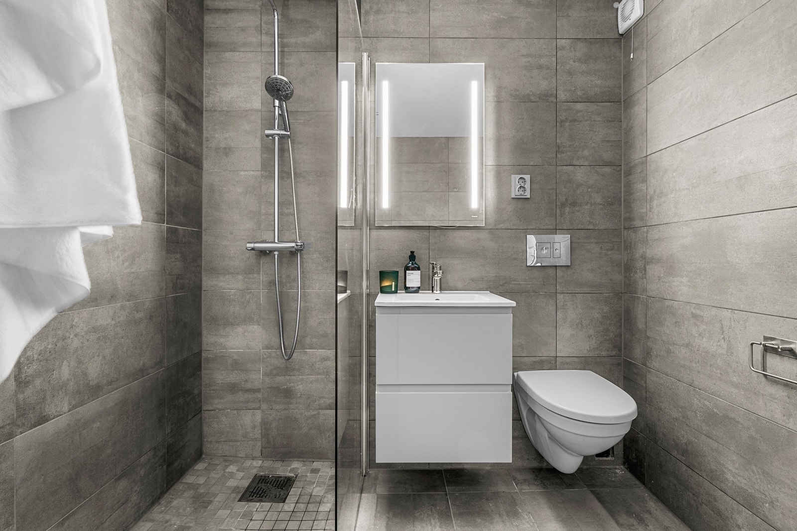 Delikat flislagt bad, med behagelig gulvvarme og downlights i himling. Galleribilde